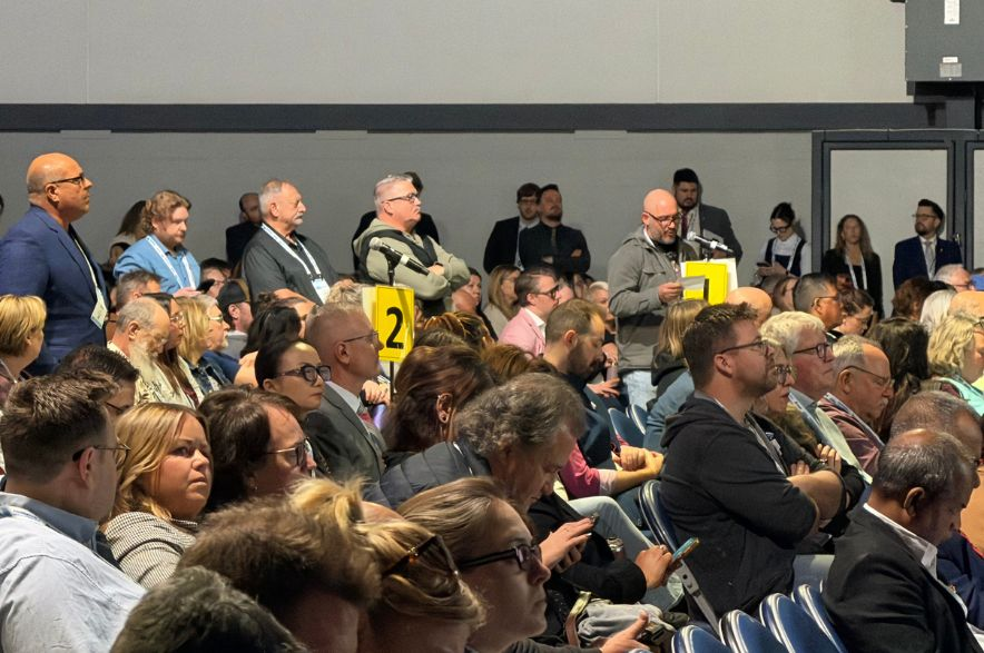Delegates at the Saskatchewan Urban Municipalities Association’s convention in Regina line up to fire their questions at Premier Scott Moe and members of his cabinet.