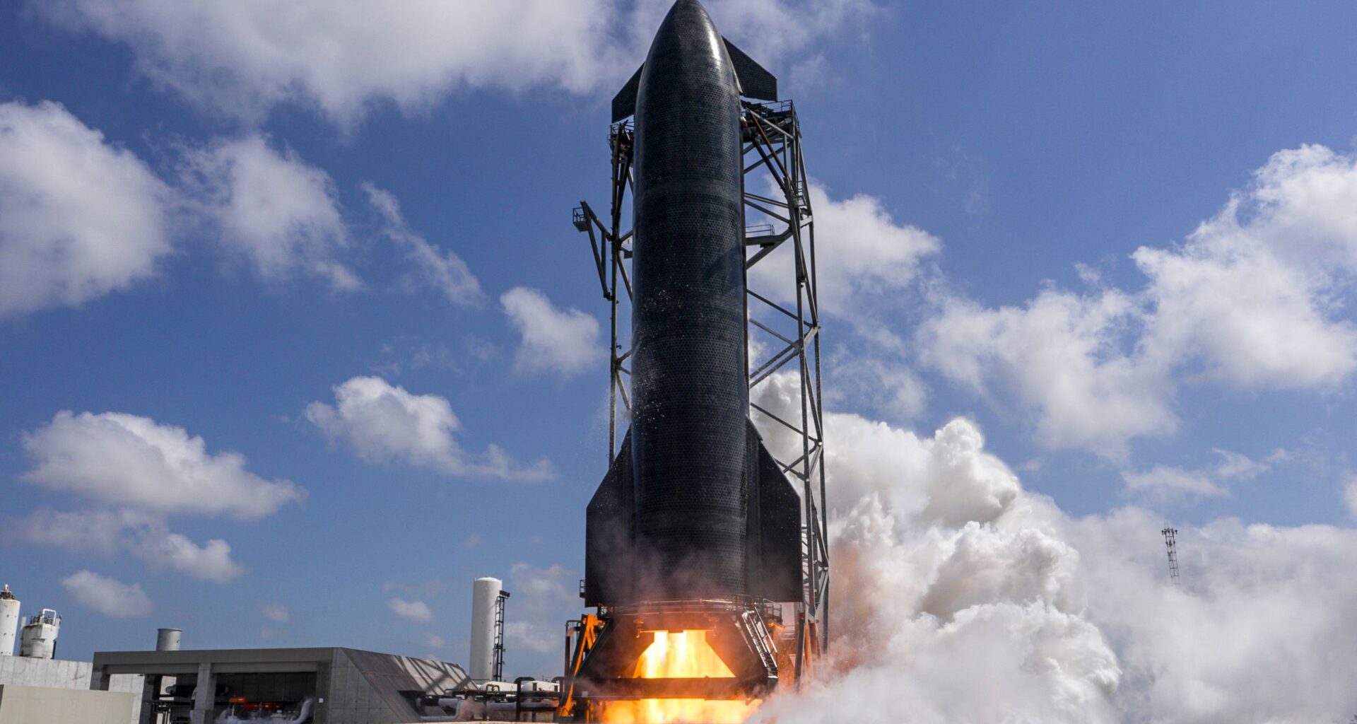 SpaceX fires up next-gen 'Version 3' Starship ahead of May test flight (photos)