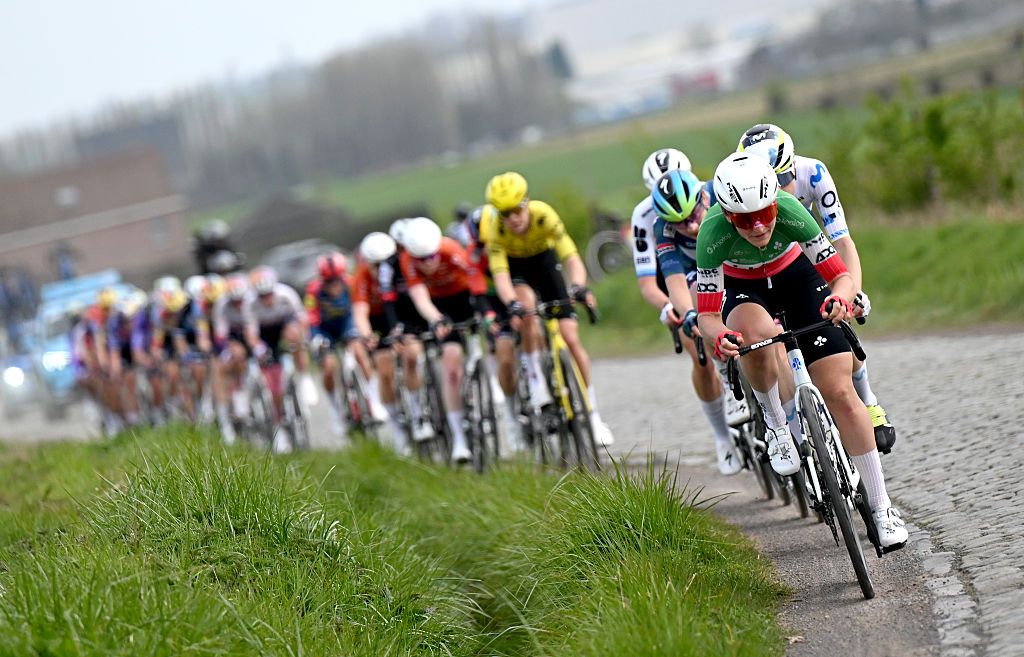 Elisa Longo Borghini leads the field at 2026 Dwars door Vlaanderen