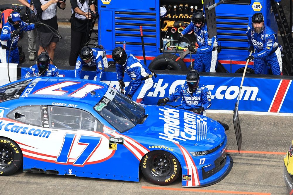 Jason Kelce during Corey Day pit stop