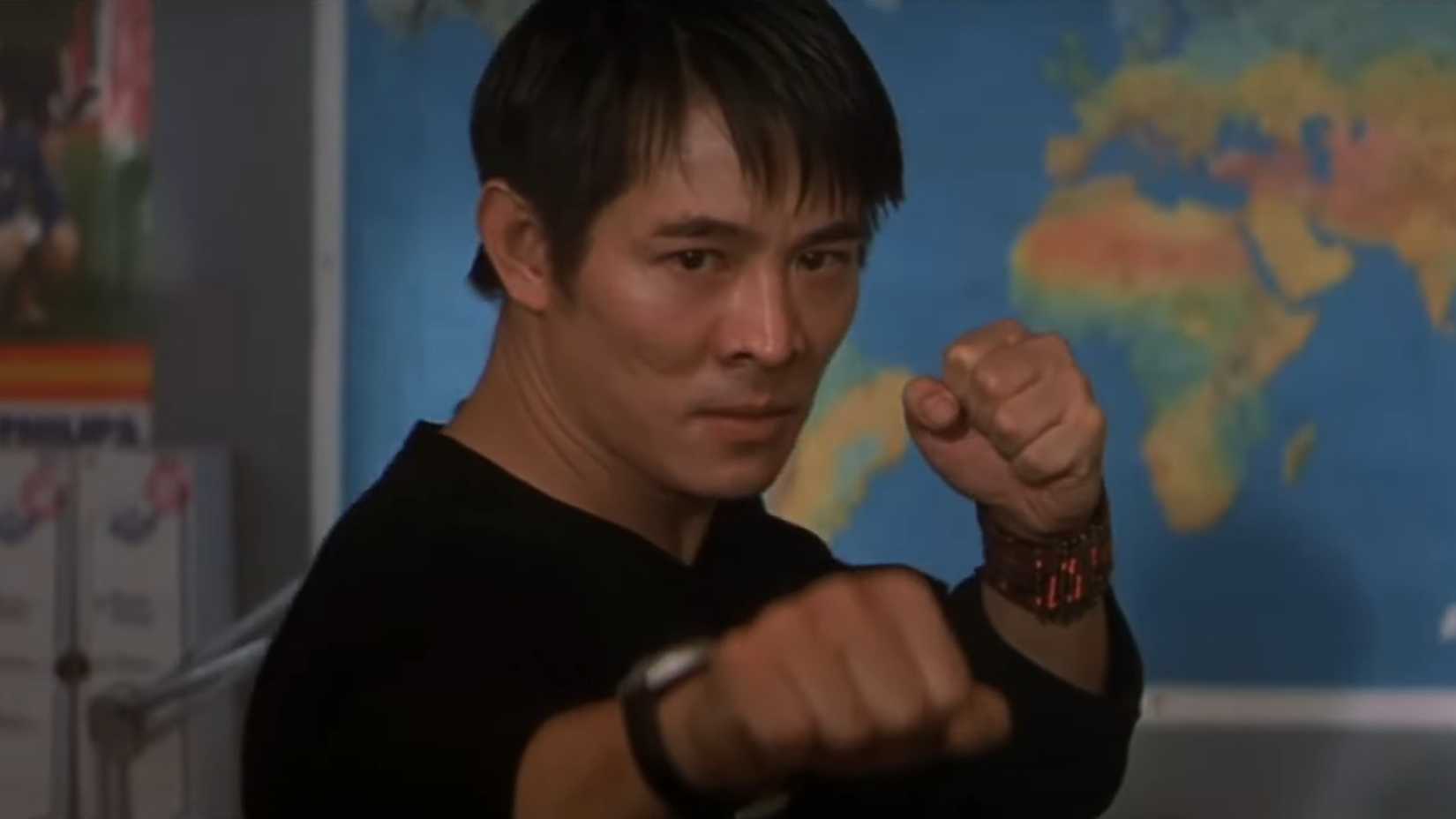 Jet Li with his fists up ready to fight in Kiss of the Dragon