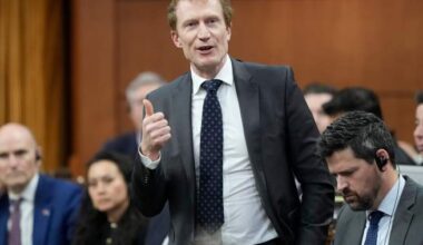 Minister says Ottawa is ‘very seriously’ considering youth social media ban - National