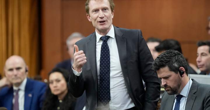 Minister says Ottawa is ‘very seriously’ considering youth social media ban - National