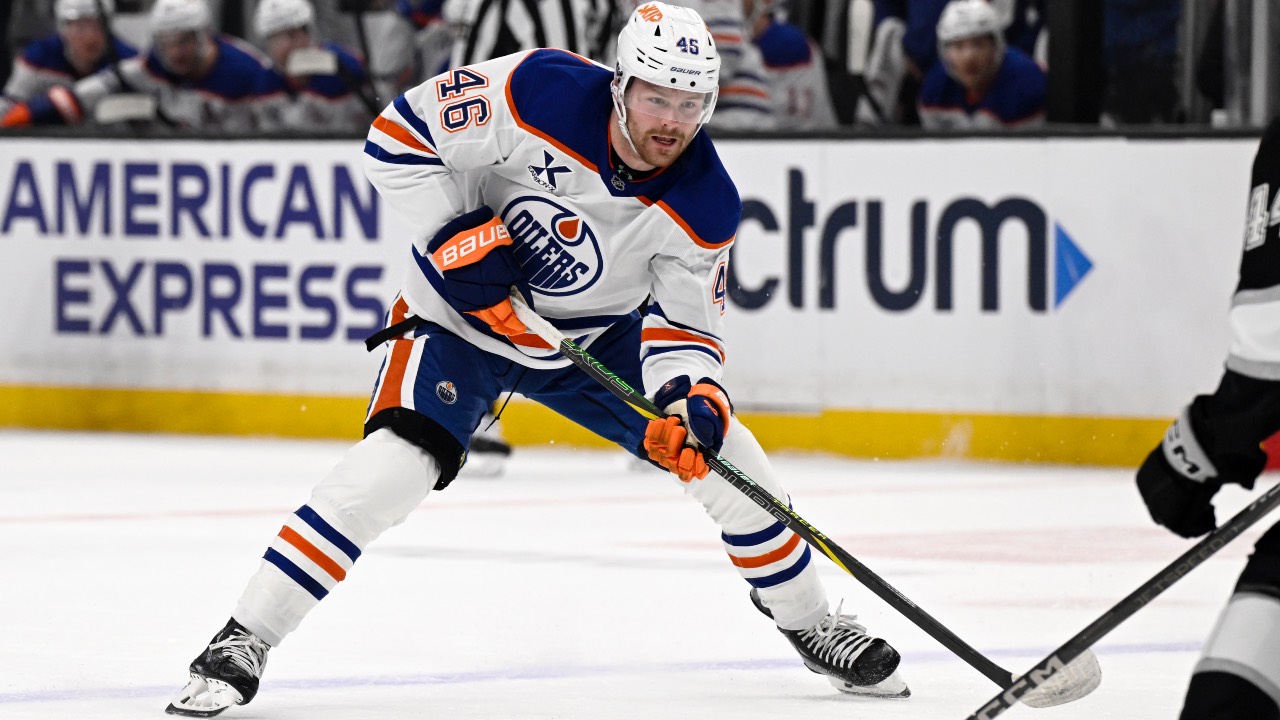 Oilers' Max Jones suffers left leg injury vs. Kings