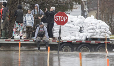 Ontario communities continue sandbagging as forecast calls for rain