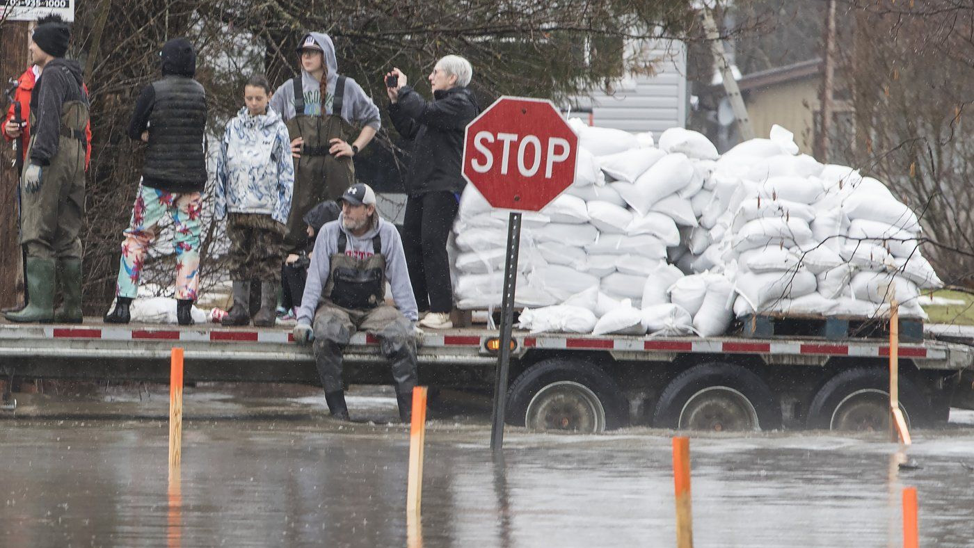 Ontario communities continue sandbagging as forecast calls for rain