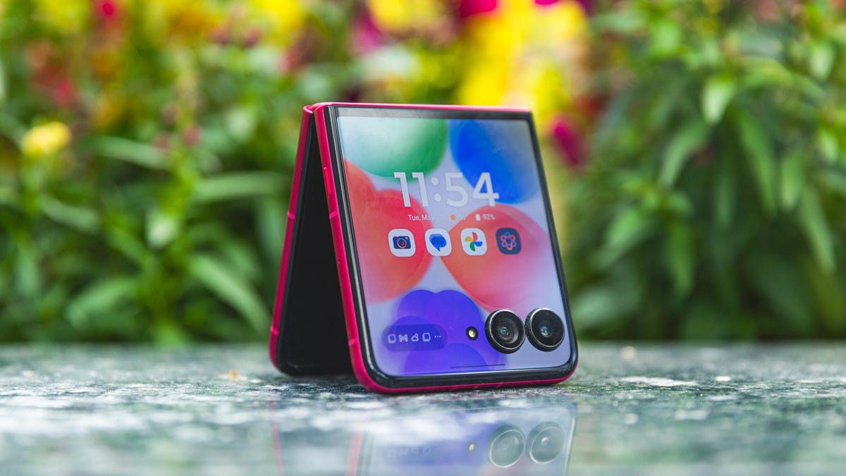 I Want Motorola's Next Razr Ultra to Have Features We See on Its International Phones