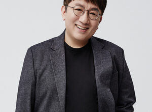[Breaking] Police seek arrest warrant for Hybe chairman Bang Si-hyuk