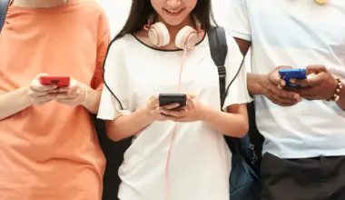 ‘We need to protect them,’ Expert weighs in as Ontario considers banning phones in schools