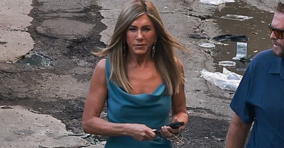 Jennifer Aniston Swapped Trainers for '90s Flip-Flops