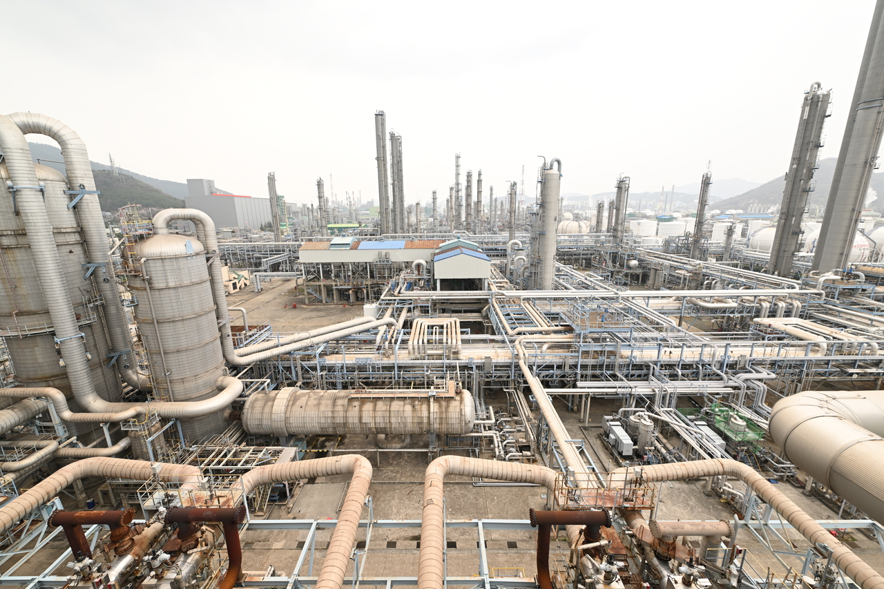 Naphtha cracking facilities, which produce naphtha, a key material for plastics, operate in Yeosu, South Jeolla Province, on April 1. (Yonhap)