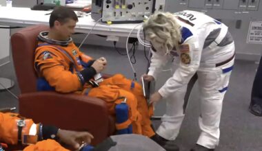 I Regret to Inform You That the Artemis II Astronauts Are Having Lots of Screen Time