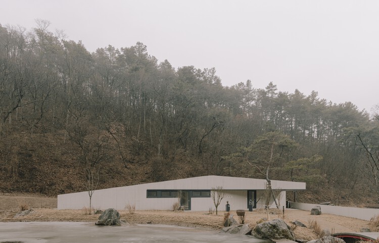 Sayuwon Park Visiting Center Gate / liveraniandrea - Image 1 of 17