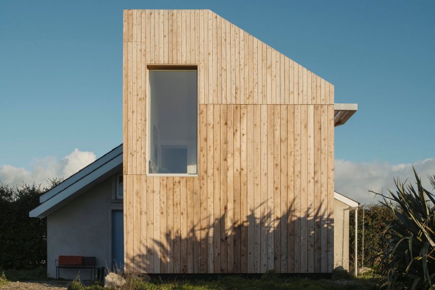 Facade view of the Seagull Cottage by Architectural Farm