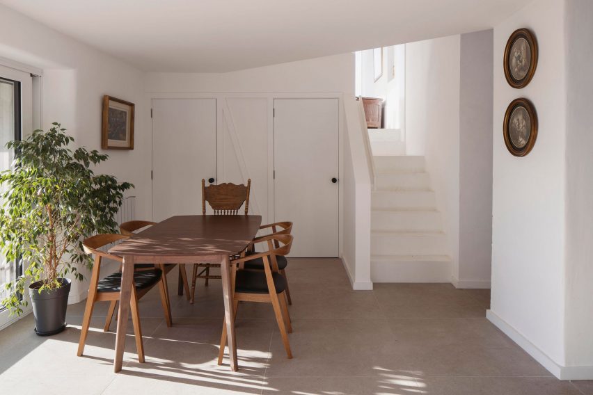 Seagull Cottage dining space by Architectural Farm