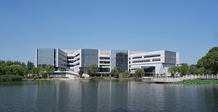 Shanghai Jiao Tong University Student Service Center / TJAD/Zeng Qun Architecture Design Studio - Image 1 of 34