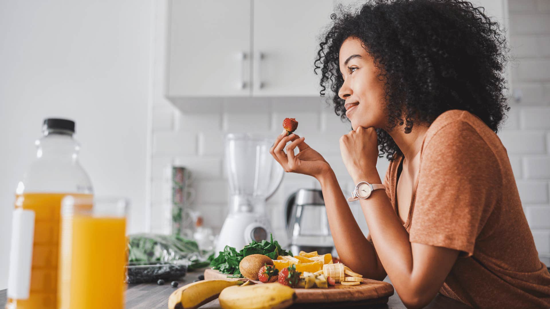 small ways frugal people make their lives easier without spending more they dont eat out