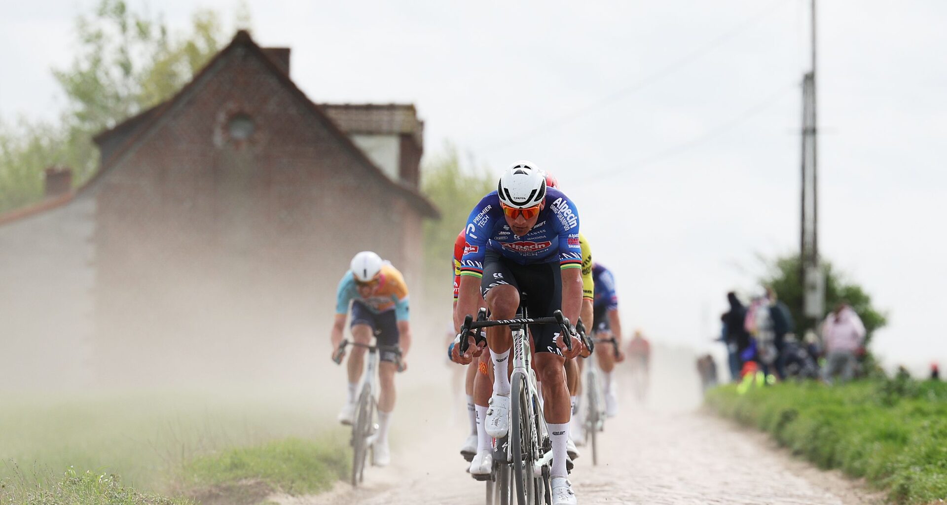 Paris-Roubaix Men LIVE: Van der Poel, Pogačar, Van Aert and more all needing bike changes