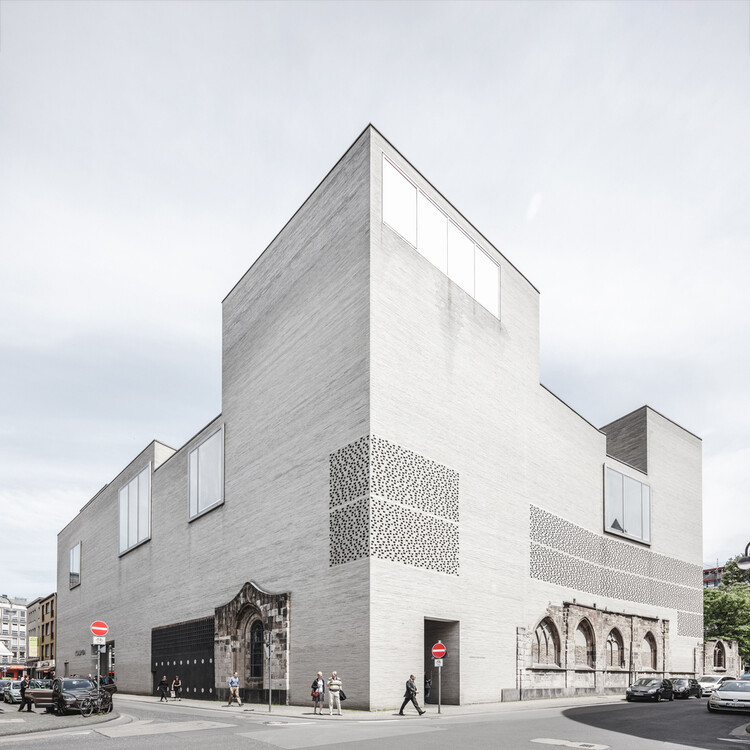 The Alchemy of Mass: Peter Zumthor and the Perception of Lightness - Image 16 of 21