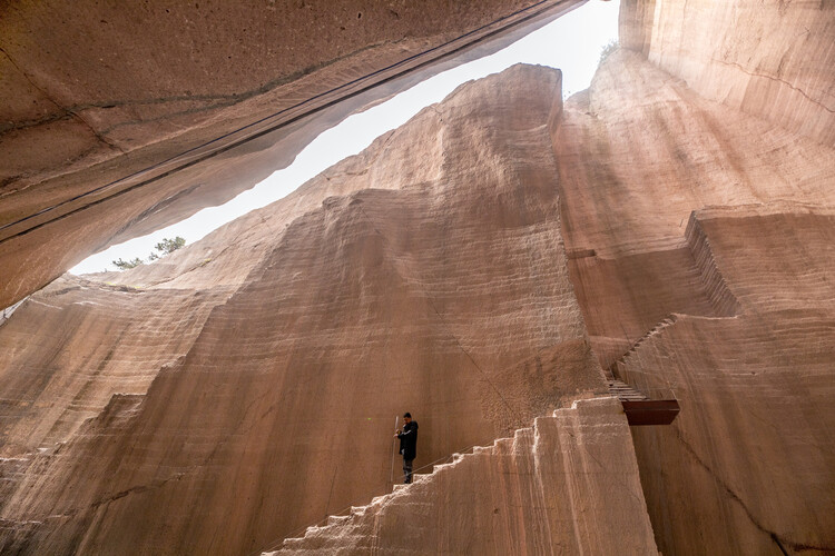 The Alchemy of Mass: Peter Zumthor and the Perception of Lightness - Image 6 of 21