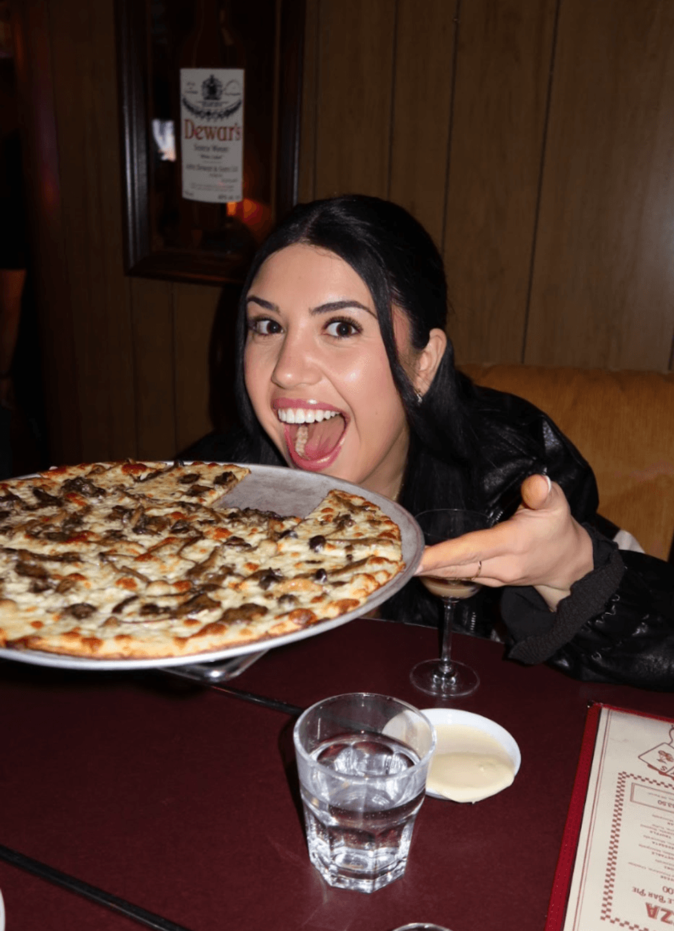 \u200b\u200bPerson eating pizza.