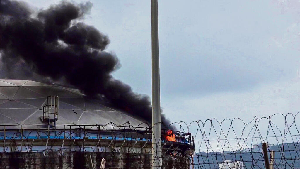 The submunition from Iranian cluster missile hits the Haifa oil refineries (Photo: Reuters) הפעם זה נגמר בשלום. הפגיעה בבתי הזיקוק בחיפה