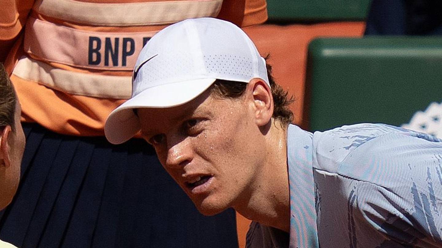 Jannik Sinner speaks with chair umpire Aurelie Tourte at the French Open