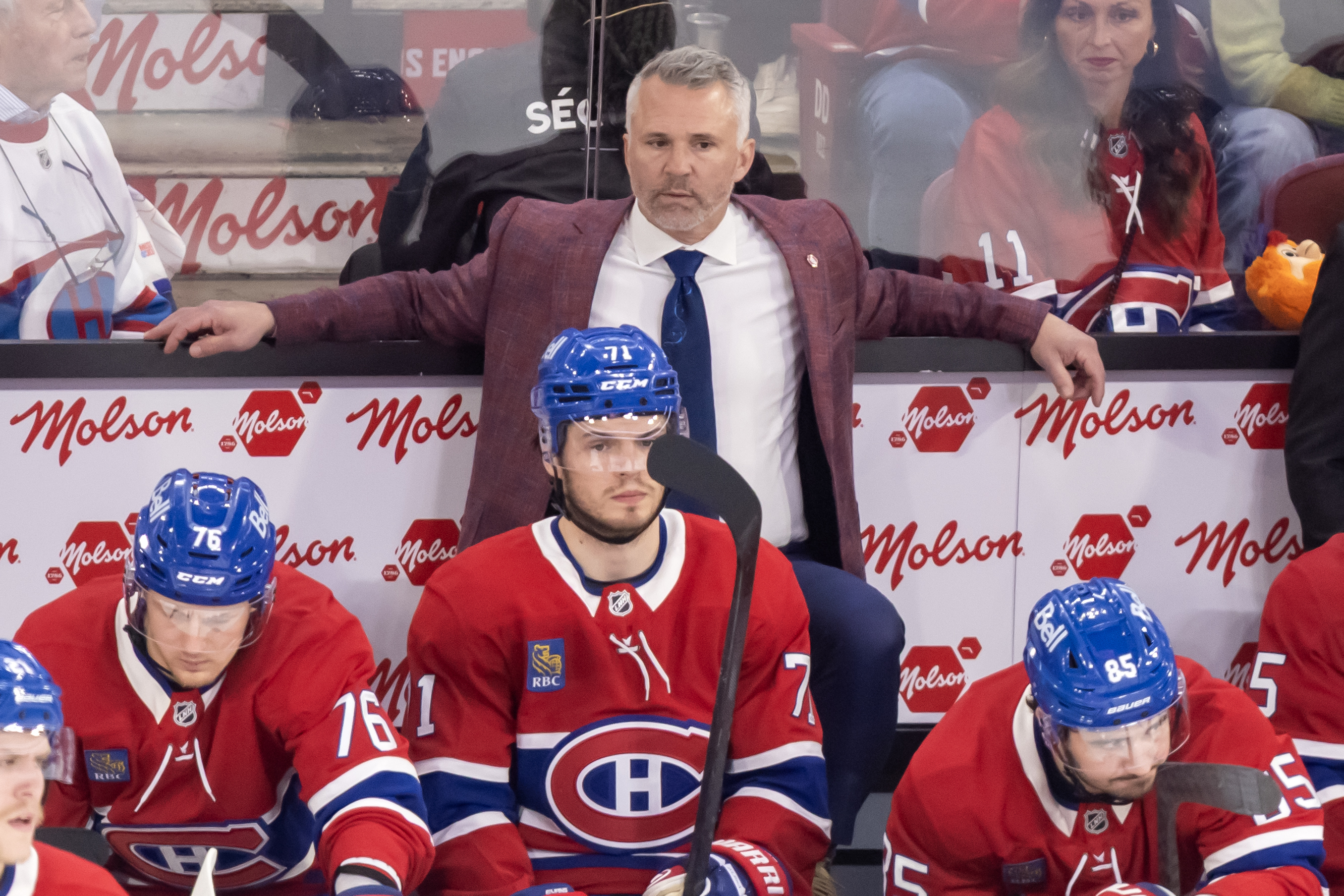 Canadiens coach standing behind players.