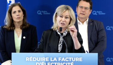 Claudine Bouchard speaks at a podium that has 'Réduire la facture d'électricité' on it, in front of Pascal Déry and Bernard Drainville and a backdrop with Hydro-Québec logos.