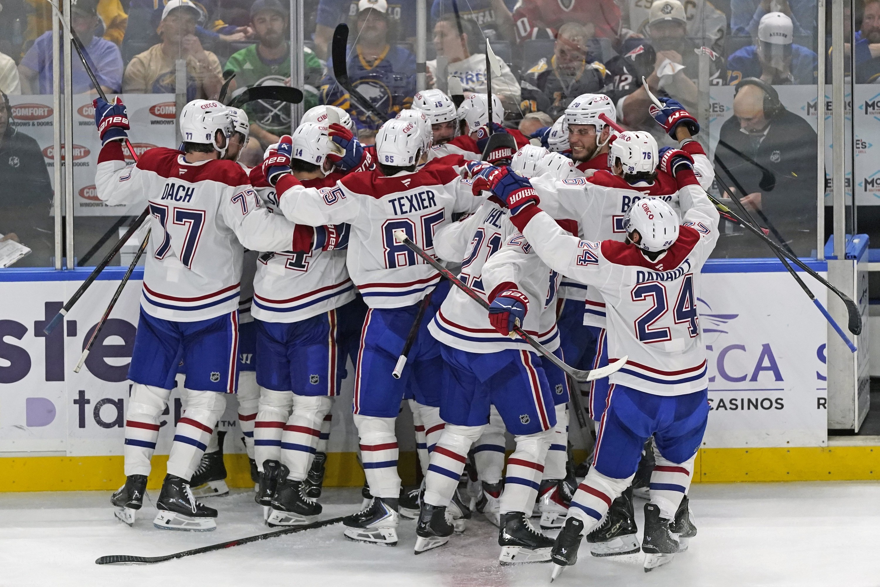 Canadiens players embrace on the ice.