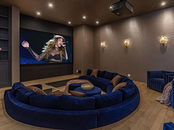 0501-Selena-Gomez-Movie-Theater-SUB