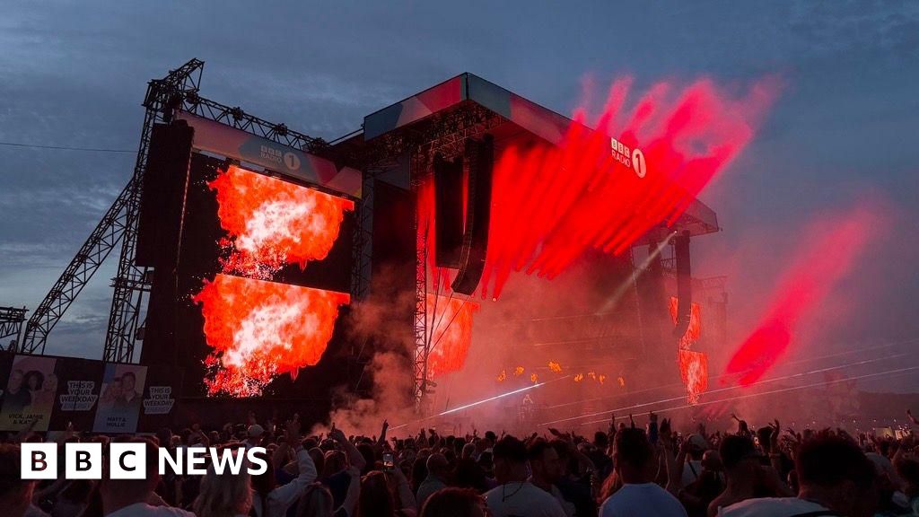 'Eat, sleep, rave, repeat': Fatboy Slim lights up Radio 1's Big Weekend - BBC