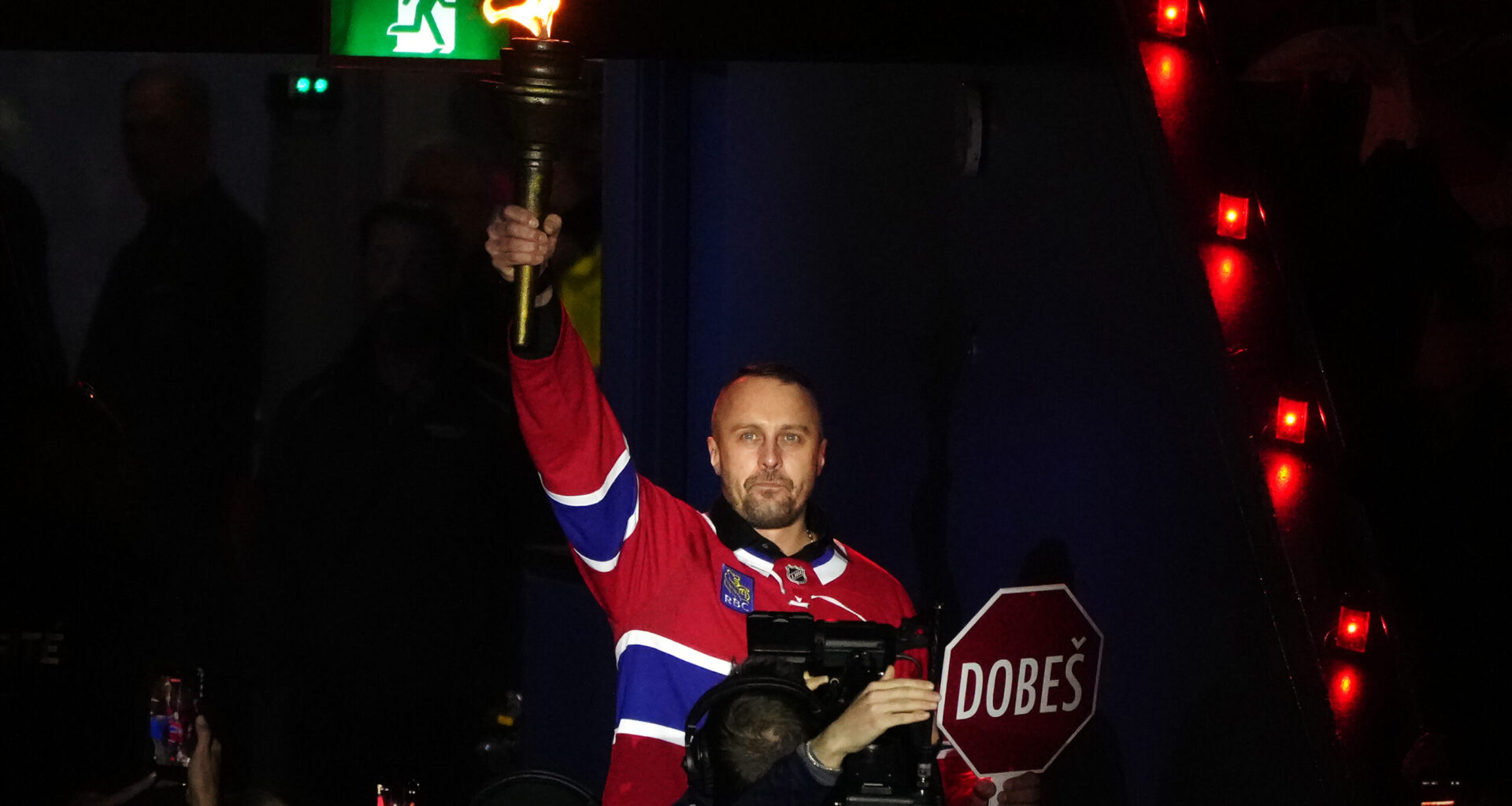 Former Canadiens goalie Halak carries torch to raucous ovation before playoff game