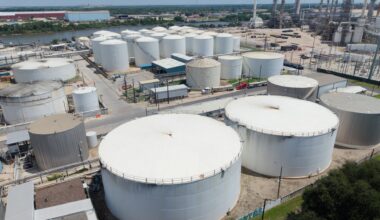Oil prices: traders weigh Iran diplomacy against U.S. military operations