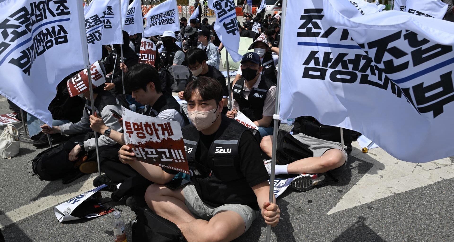 Samsung Electronics shares rally 6% after union suspends strike following tentative wage deal