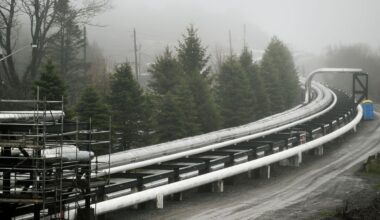 Trump OKs US Oil-Pipeline Plan That Rivals Canadian Project Backed by Carney