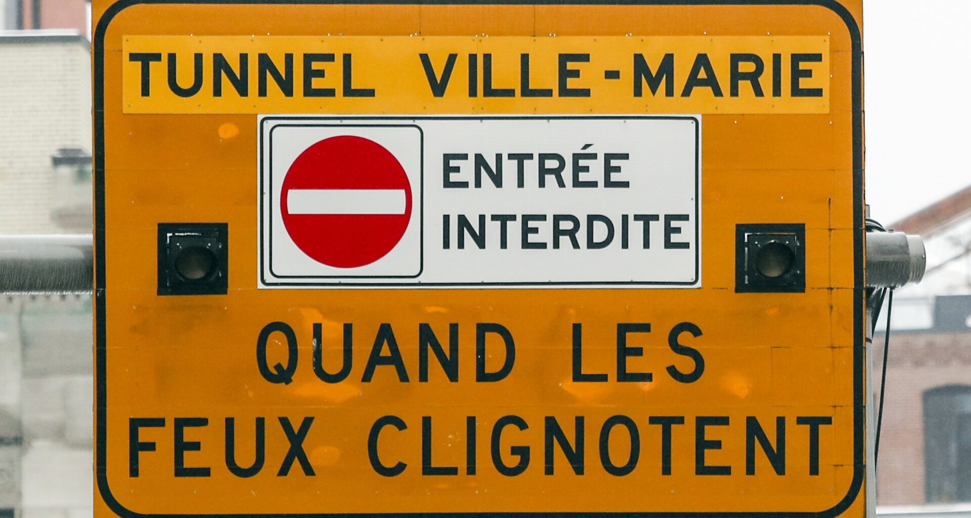 An orange sign reads Tunnel Ville-Marie entrée interdite quand les feux clignotent.