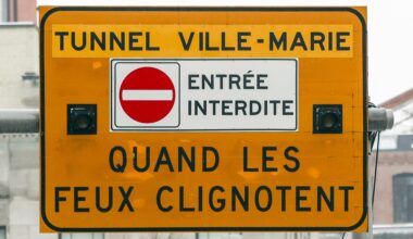An orange sign reads Tunnel Ville-Marie entrée interdite quand les feux clignotent.