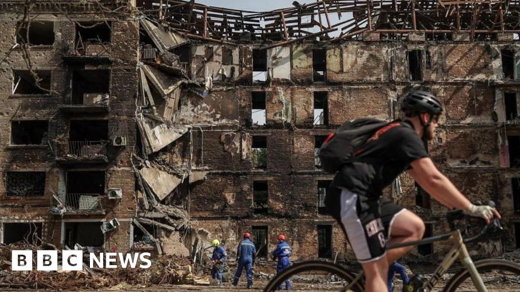 Russia threatens more Kyiv strikes and tells foreign nationals to leave - BBC