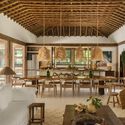 © Oka Fotografia Trama House / Beatriz Henriques Arquitetura - Interior Photography, Dining room, Wood, Chair, Beam