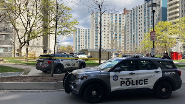 SIU investigating after stabbing suspect dies in fall from Toronto balcony