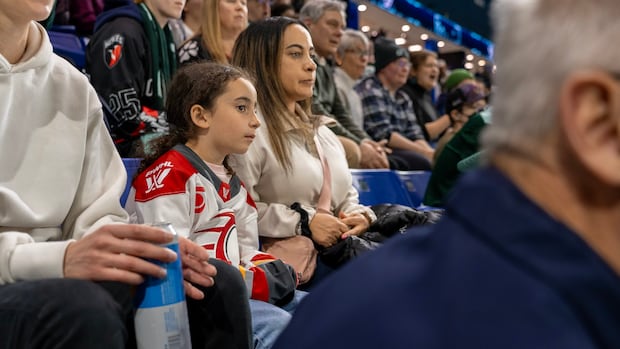 Gwyneth Philips stops 30 shots as Charge defeat Fleet to tie semifinal series 1-1