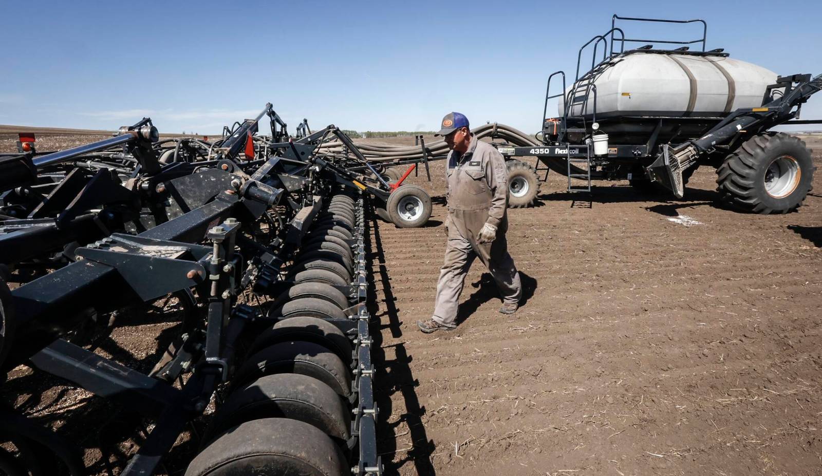 Seeding clock ticks loudly on Prairie fields – Winnipeg Free Press