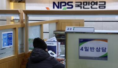 A person receives counseling at the National Pension Service