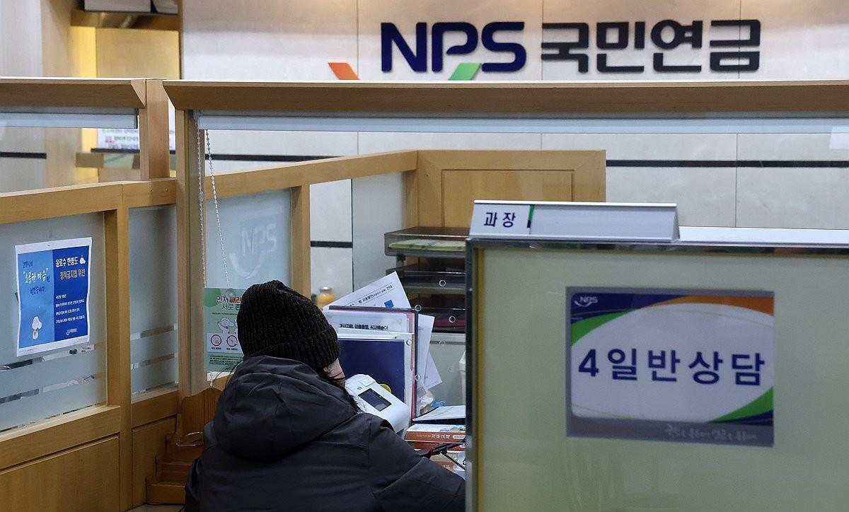 A person receives counseling at the National Pension Service