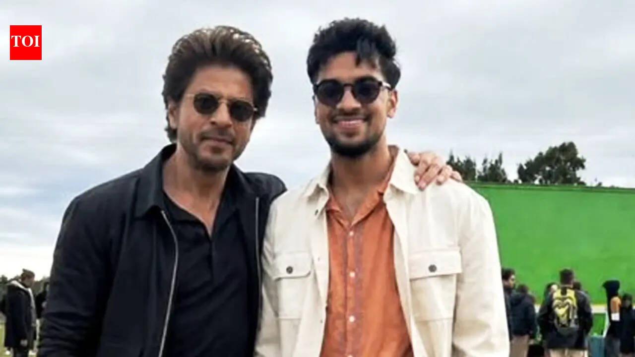 Shah Rukh Khan: 'King': Shah Rukh Khan ditches grey look, sports darker hair during South Africa schedule - PICS |