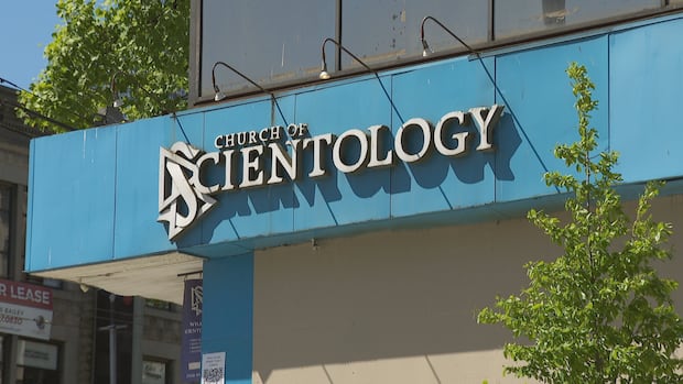 Hundreds of youths descend on Vancouver's Scientology building as part of speedrunning trend