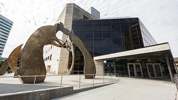 Winnipeg police officer accused of tampering with drug scene 'brazenly misused' power, Crown says