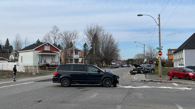 2 minors in hospital after being struck by vehicle in Quebec City