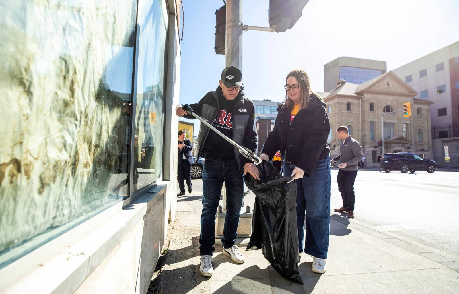 Record-setting volunteer army invades downtown to clean up trash – Winnipeg Free Press
